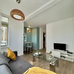Tar11d: Sea View With Smart Tv In Center